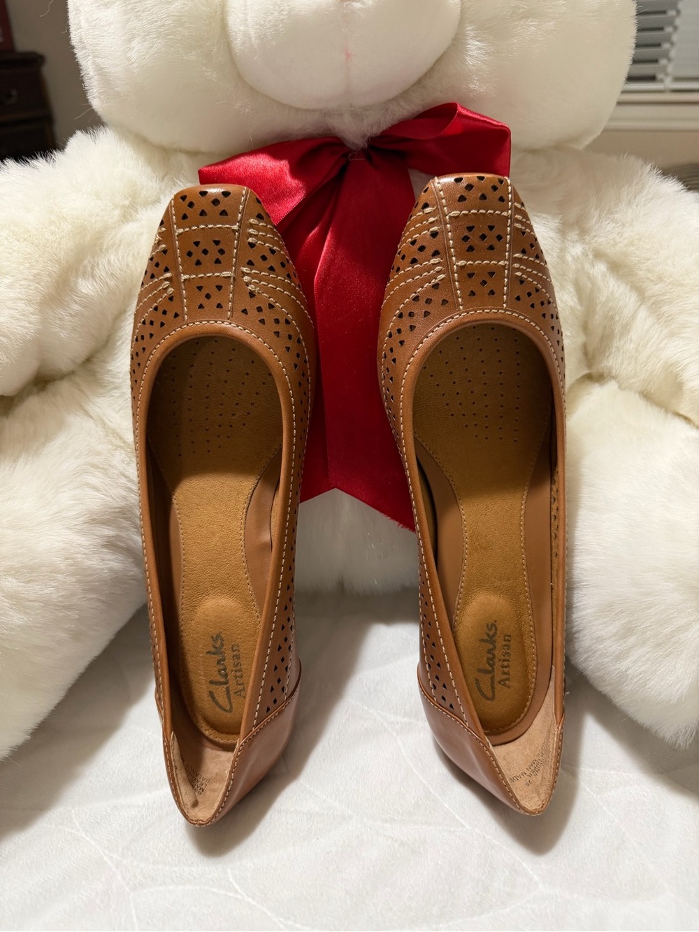 NEW! Clarks Artisan Collection Women's Tan Perforated Leather Loafers size 7 - Picture 2 of 7
